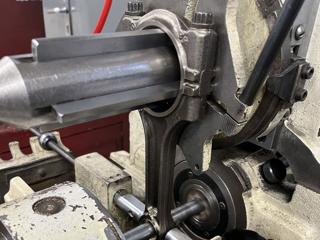 Small-end connecting rod honing